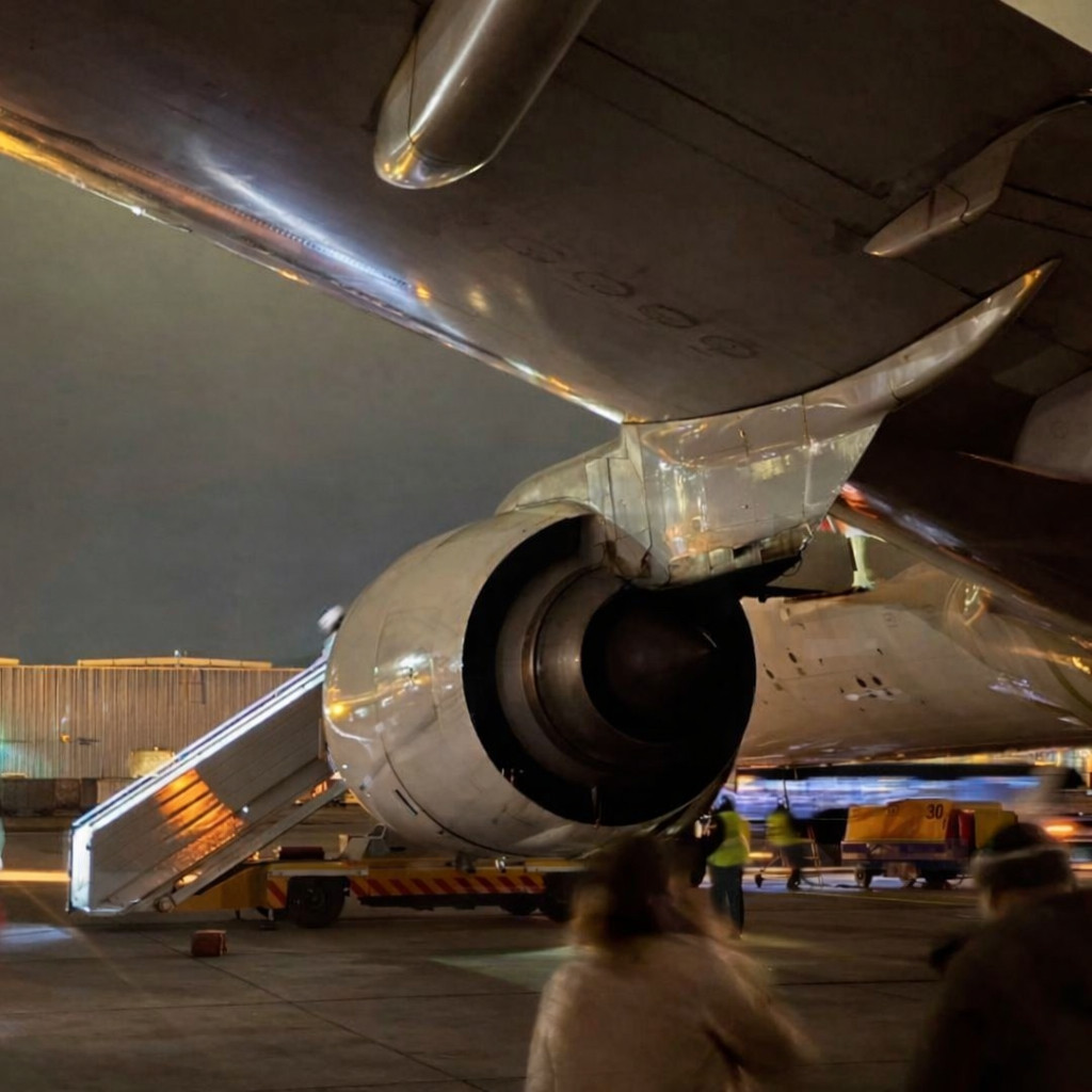 Аварійний двигун літака Boeing компанії Red Wings. Вид позаду