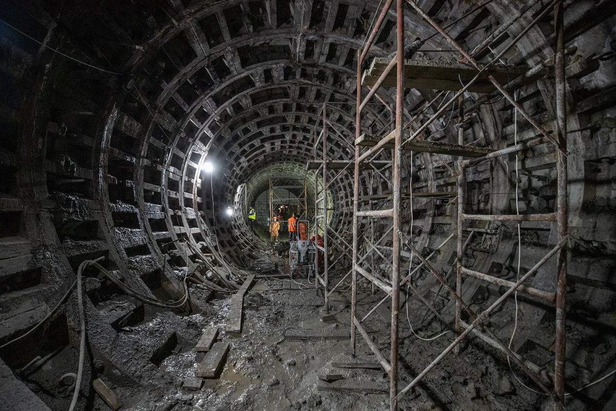 Конструкція тунелів метрополітену складена з чавунних тюбінгів – дрібних елементів кріплення, загвинчених між собою.