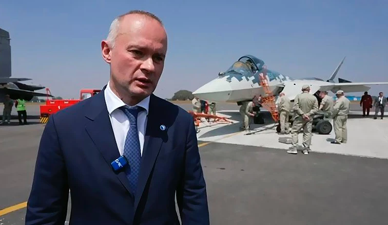 Гендиректор ПАО ОАК Вадим Бадеха на демонстрации российского истребителя Су-57 в рамках авиасалона Aero India 2025