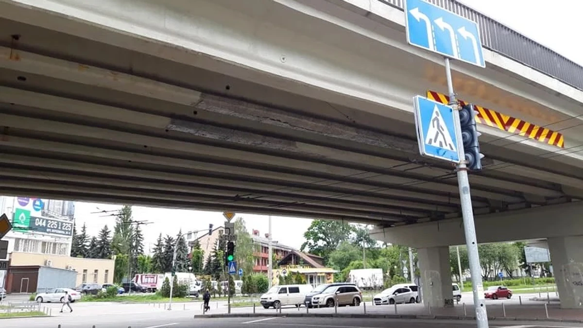 Міст біля метро Нивки, червень 2020 року