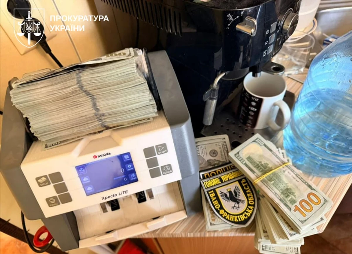 Прокурори та СБУ виявили, що правоохоронці на місцях прикривали “порно-офіси”. Не безкоштовно