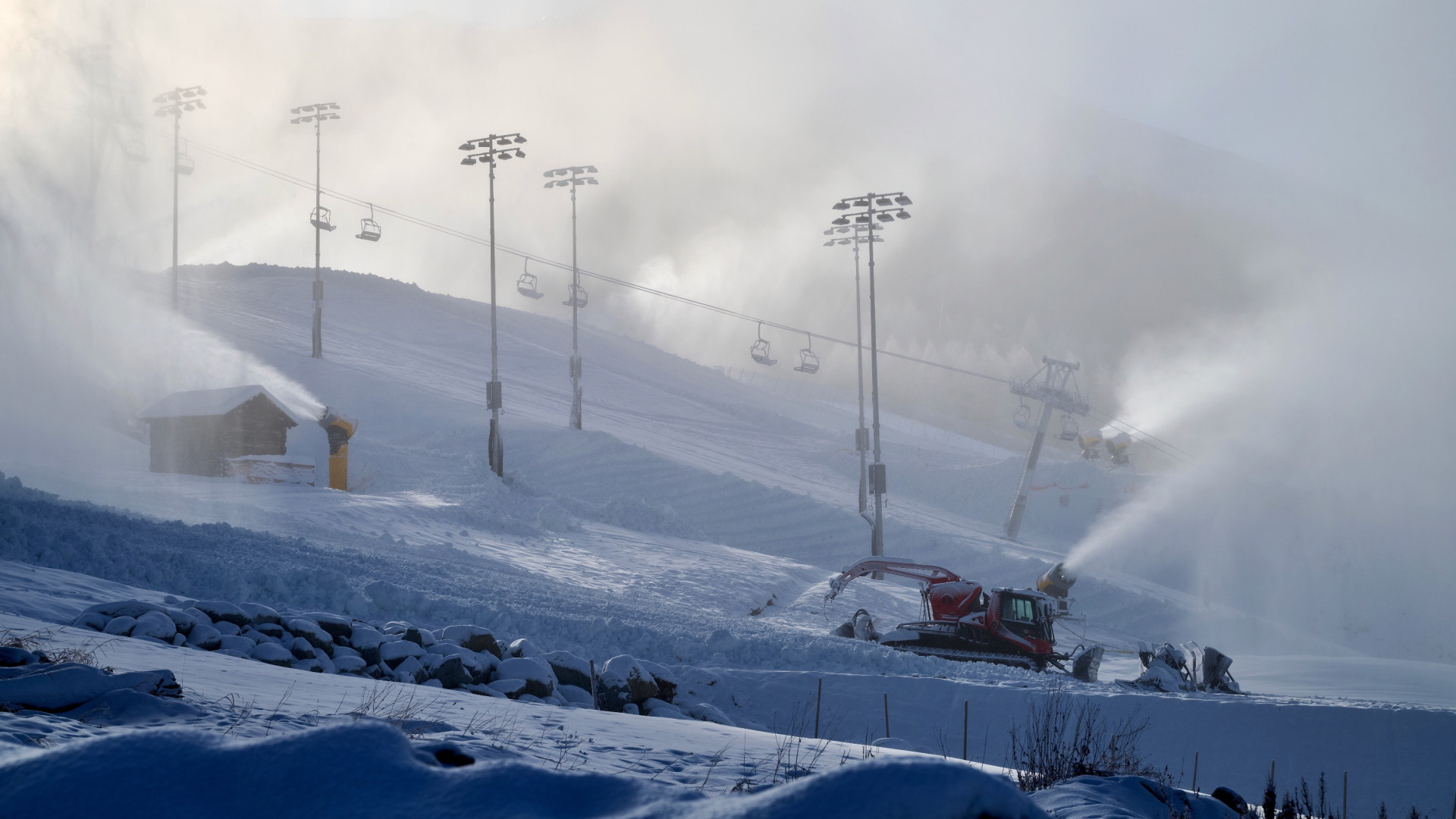 Снежные пушки используются для подготовки горнолыжных трасс и трамплинов