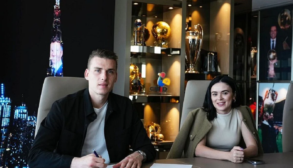 Андрей Лунин с женой во время подписания соглашения с маркетинговым агентством Polaris Sports - дочкой компании Gestifute Мендеша