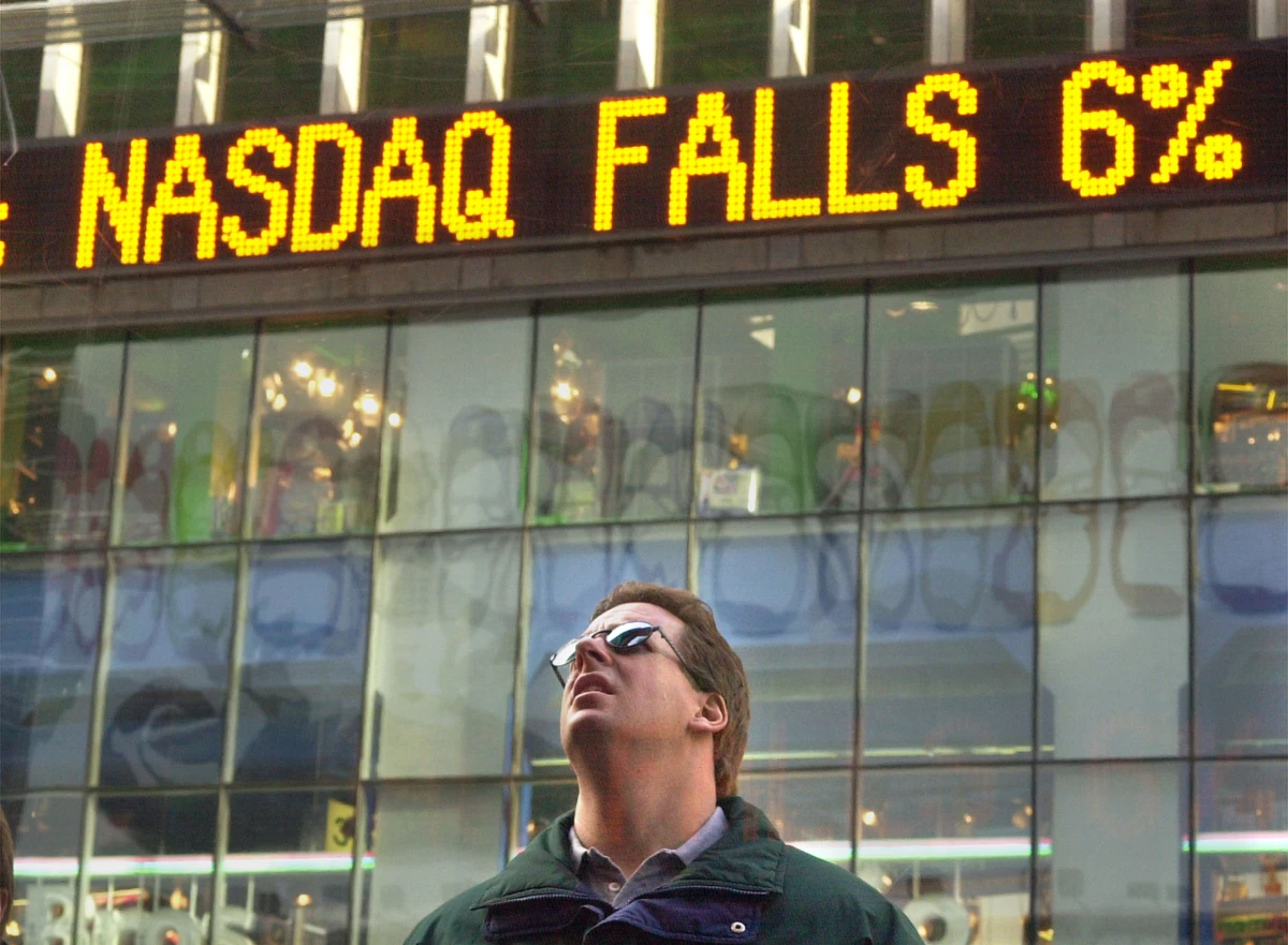 Падіння індексу Nasdaq на MarketSite, Таймс-сквер, 20 грудня 2000 року. Ринок досяг найнижчого рівня, втративши понад 50% від піка 10 березня.