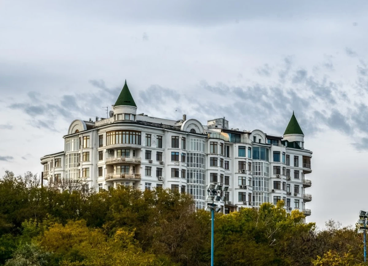 Будинок в Одесі, в якому розташований дворівневий пентхаус площею понад 1 тис. кв. м, який належить тещі російського генерал-лейтенанта Міхаіла Дмітрієва