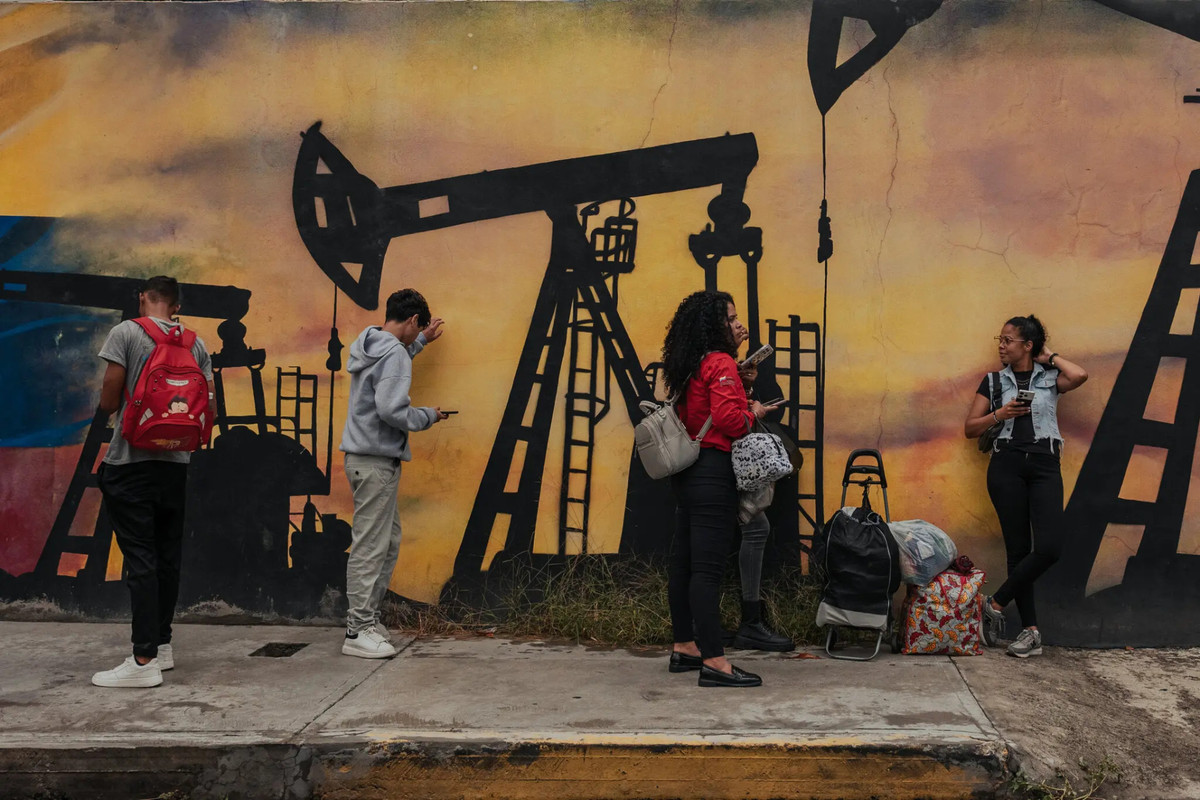 Улица возле штаб-квартиры государственной нефтяной компании Венесуэлы в Каракасе