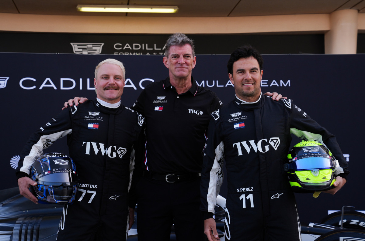 Лоудон (в центре) с пилотами Валттери Боттасом (слева) и Серхио Пересом (справа) в первый день предсезонных тестов в Бахрейне, 11 февраля 2026 года