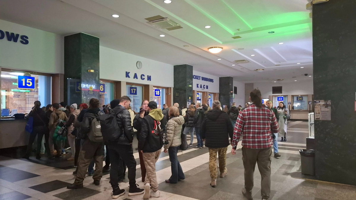 Несколько дней приобрести билеты на поезд можно было исключительно в кассе вокзала