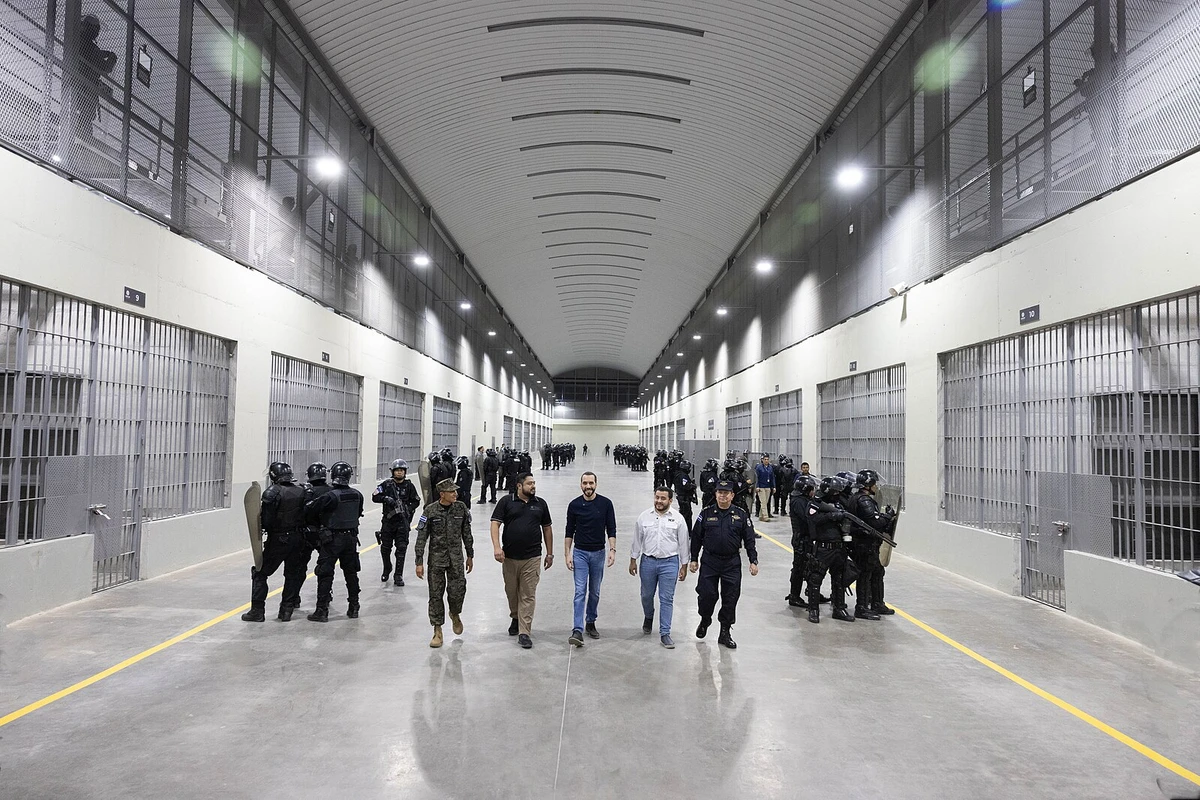 Букеле во время открытия тюрьмы CECOT