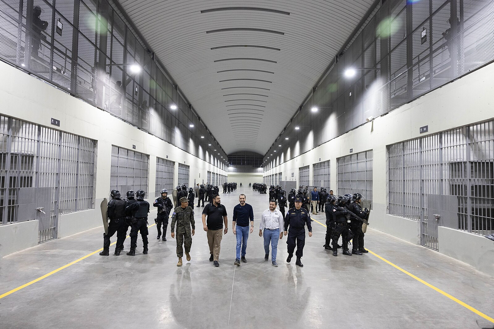 Букеле під час відкриття в’язниці CECOT