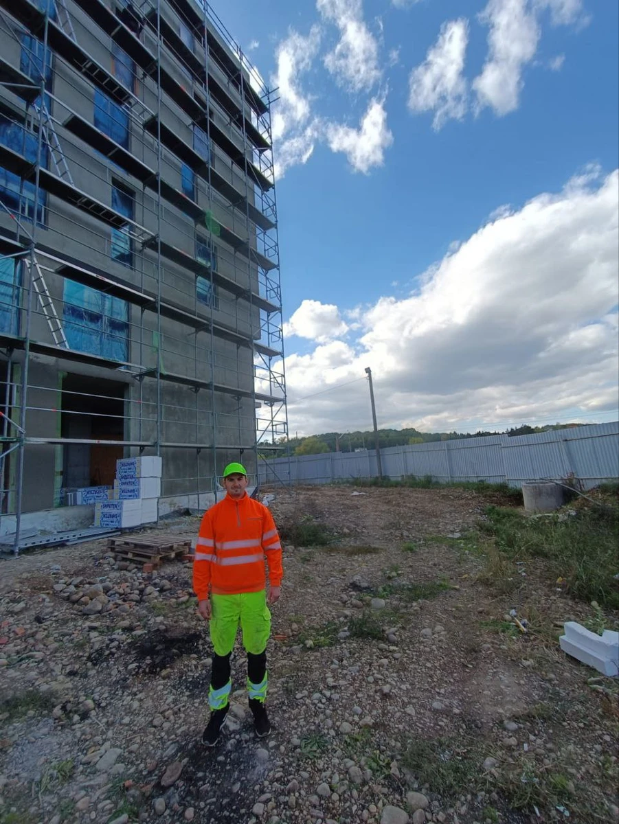 Антон Пухніченко під час монтажу риштувань