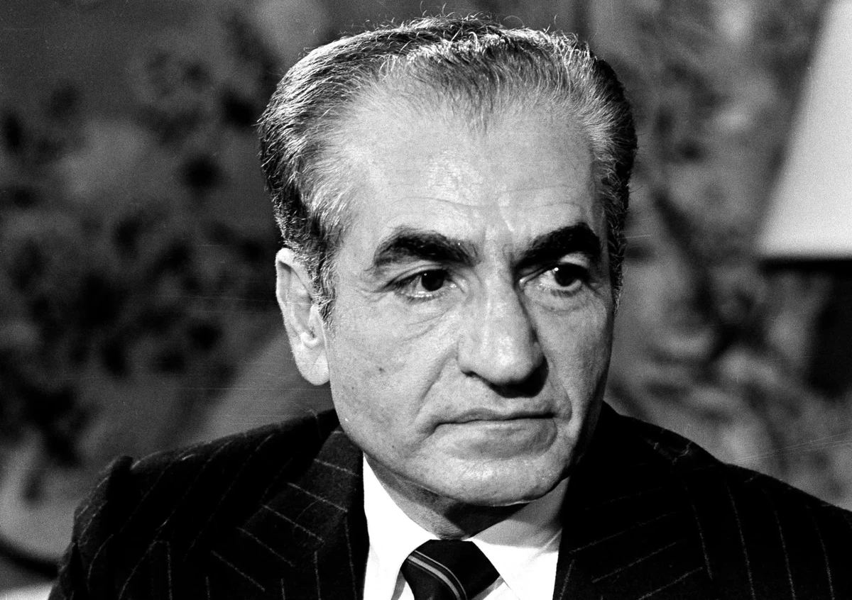 Последний шах Ирана Мохаммед Пахлави взял курс на вестернизацию