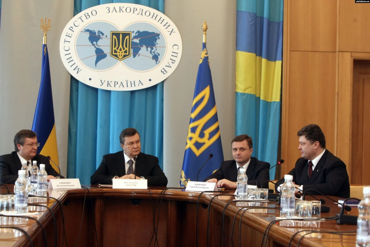 Однією з причин запровадження санкцій проти Петра Порошенка стала його робота в уряді Януковича. Інших наближених до четвертого президента осіб РНБО не помічає.