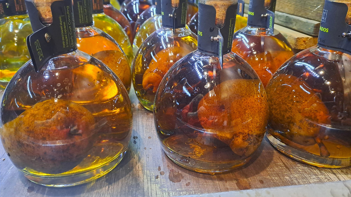 Wineidea первая в Украине создала кальвадос с целой грушей в бутылке