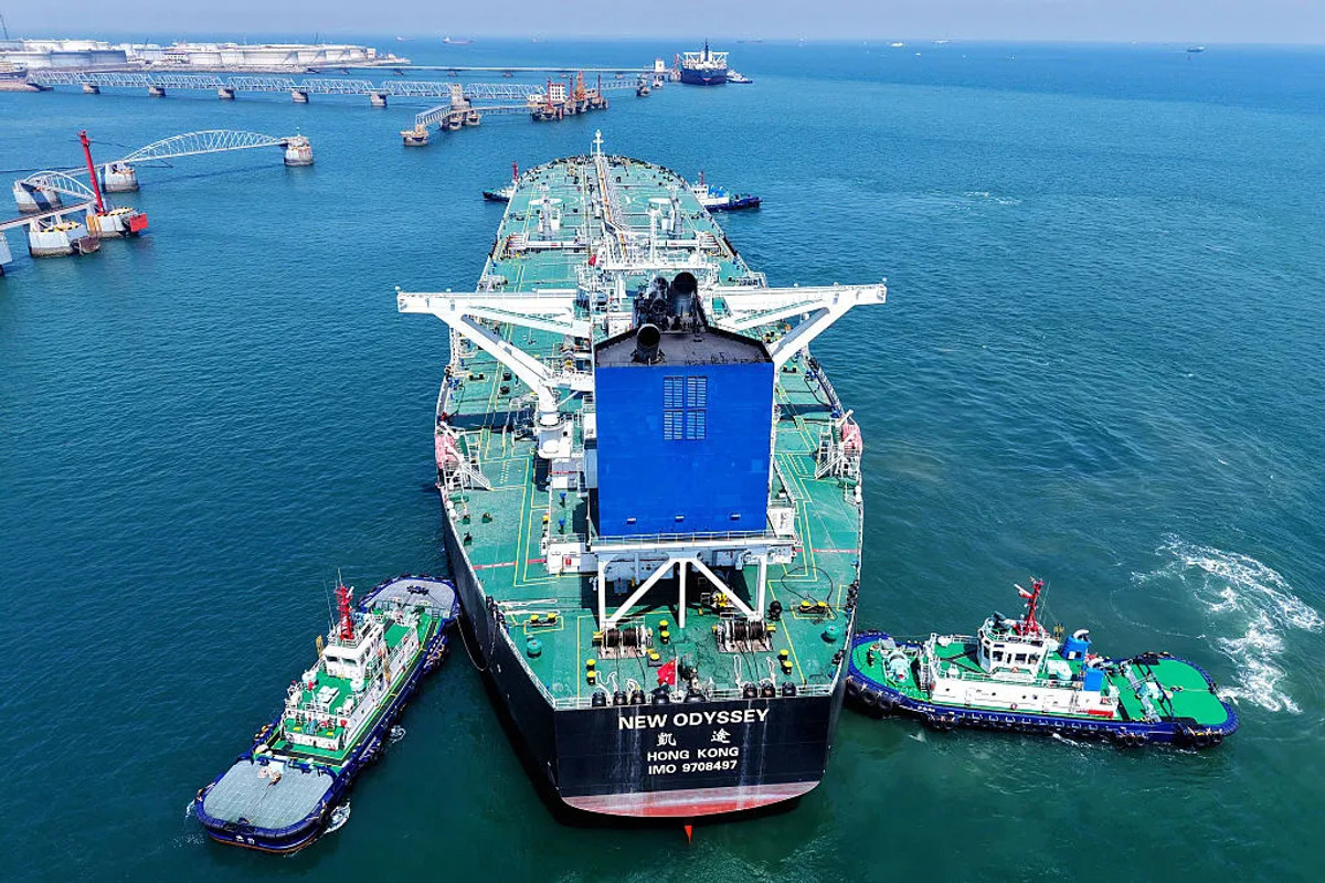 Нафтовий танкер прибуває до порту в Циндао, Китай