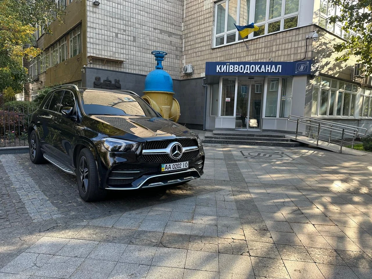 Автомобіль представника КМДА перед входом у Київводоканал