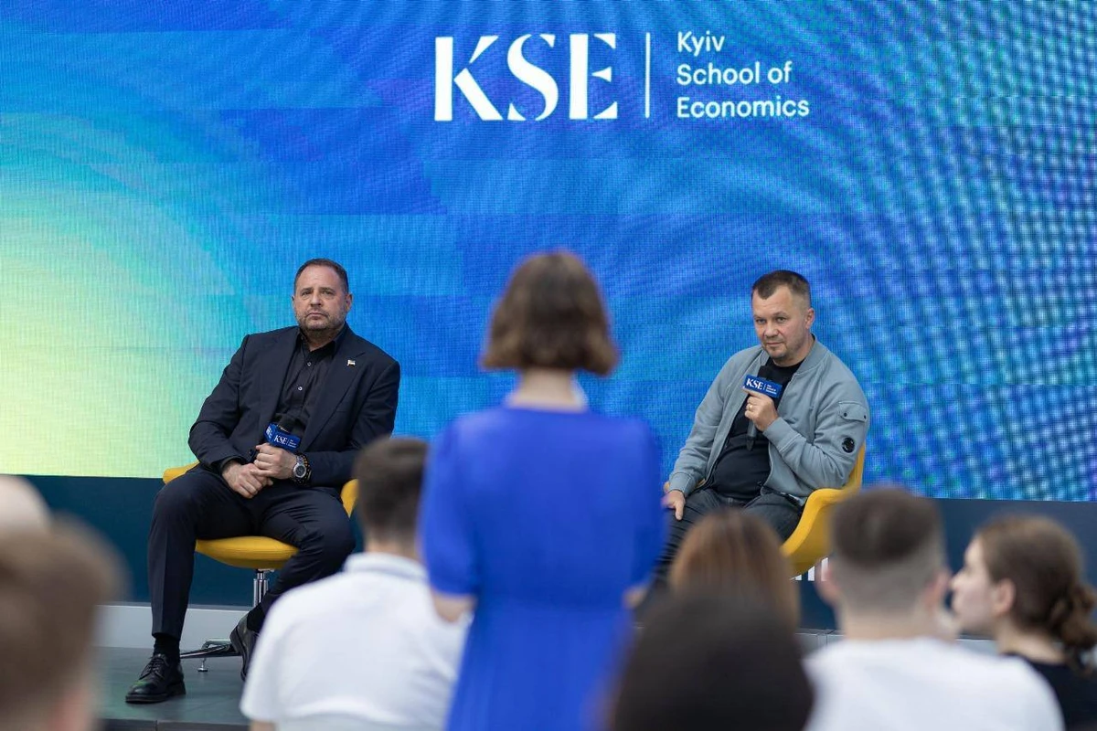 Керівник Офісу президента Андрій Єрмак та президент KSE Тимофій Милованов