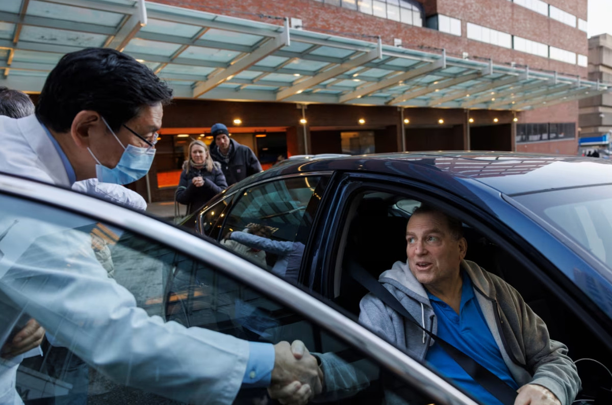 Тім Ендрюс, який отримав генетично модифіковану свинячу нирку в лікарні Mass General Brigham у січні