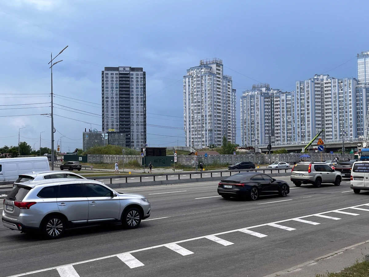 Будівництво іншого ТЦ біля метро Осокорки припинилося на стадії котлована з незавершеним фундаментом