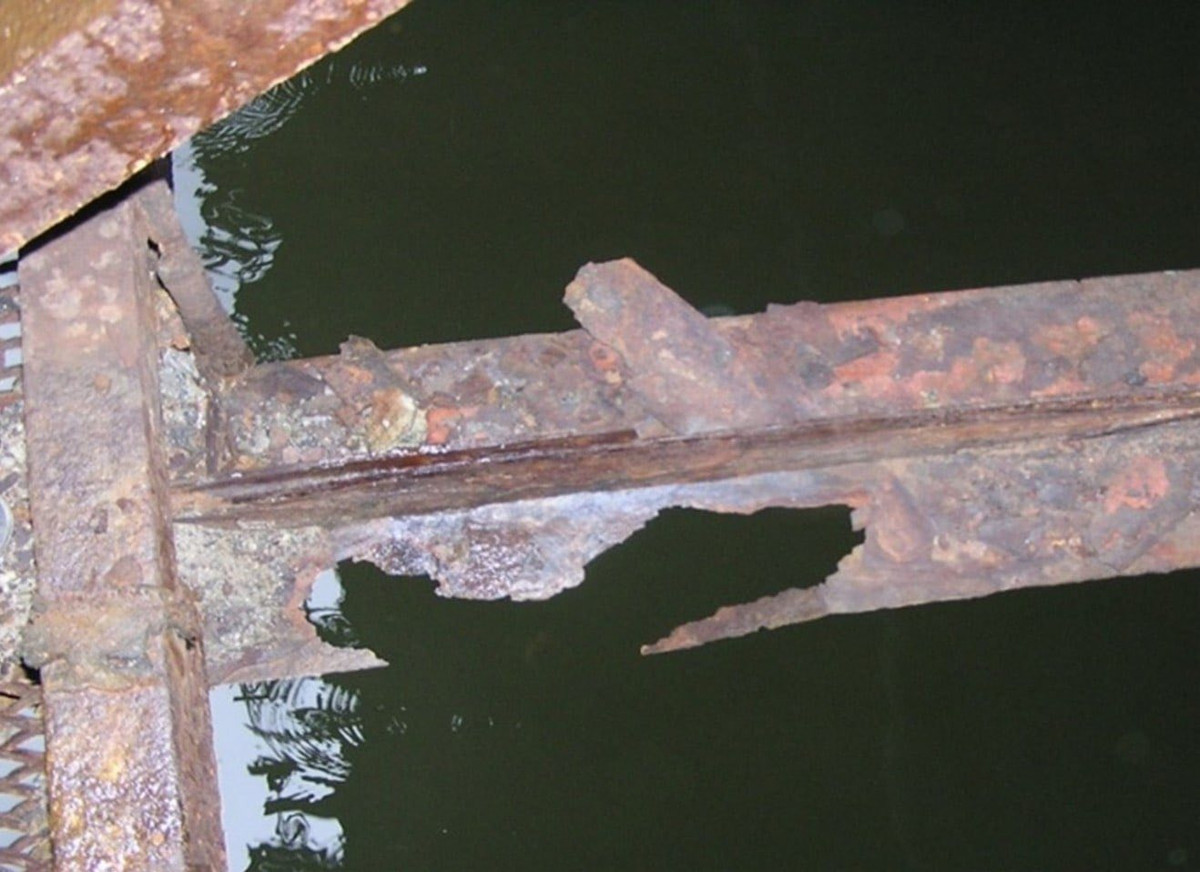 Последствия коррозии всех металлических конструкций моста Патона