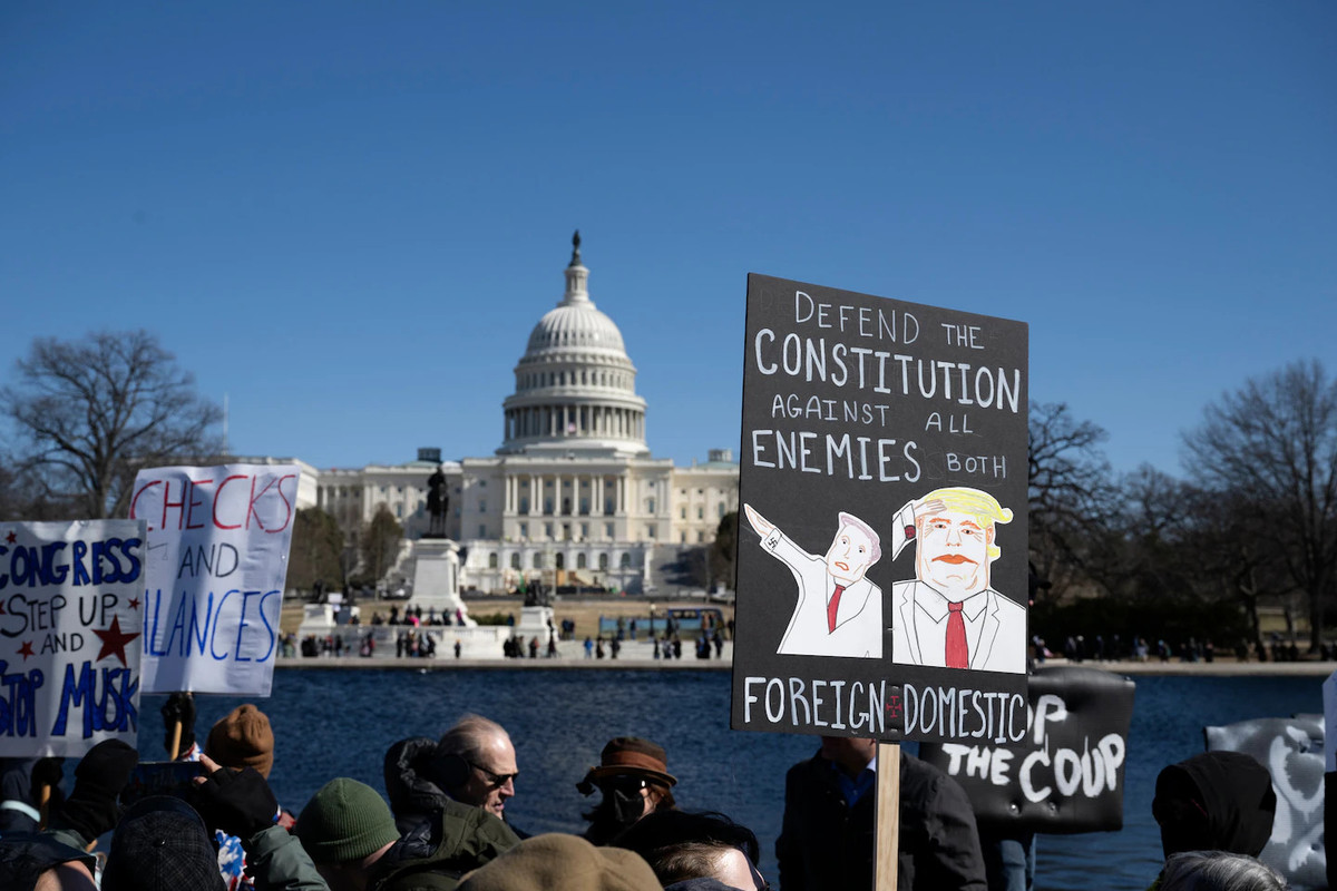 Хаотична політика скорочень Маска спричинила численні протести