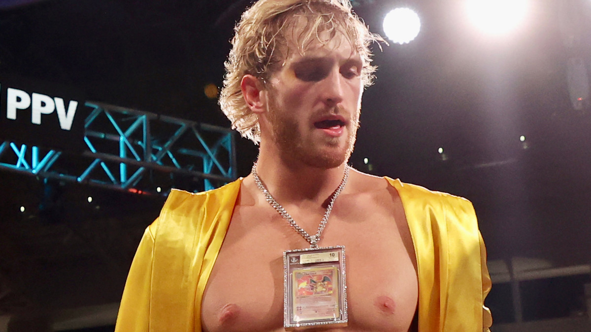 Логан Пол с карточкой Charizard Pokemon на шее перед боем с Мейвезером, 6 июня 2021 года