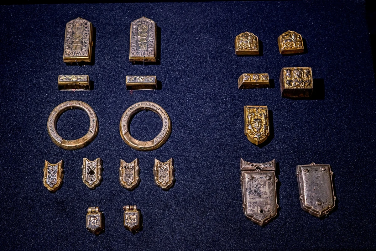 Поясний набір. 11-12 ст. Середня Азія. Срібло, лиття, штампування, кування, чернь, гравіювання. Скарб із села Мишоловка (нині – частина Голосіївського району Києва).