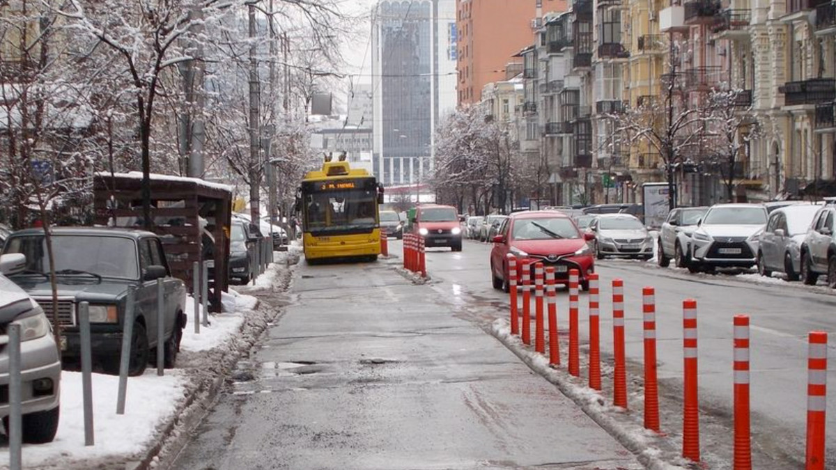 Виділення делініаторами смуги громадського транспорту на вул. Шота Руставелі