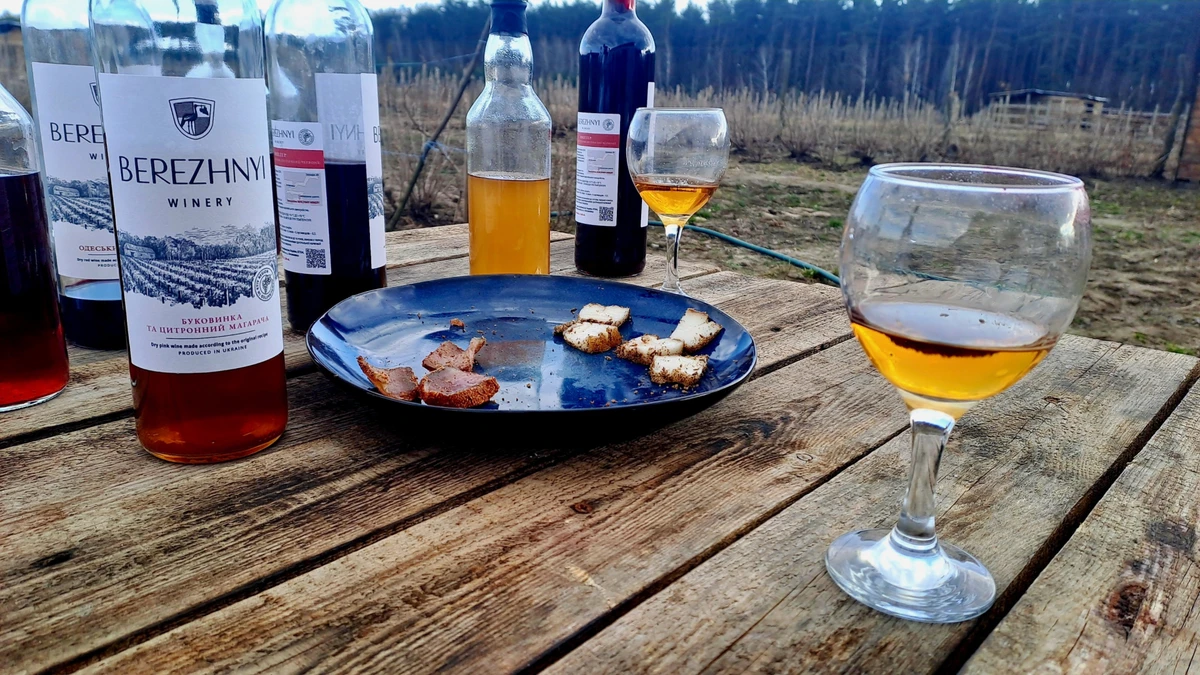 Бурштинове (помаранчеве) вино виготовляється з білих сортів винограду і завдяки витримці на шкірці має темний колір