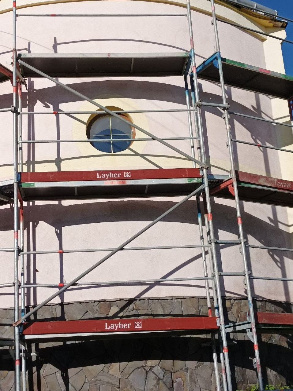 Риштування від Layher під час відновлення греко-католицької церкви Пресвятої Богородиці у селі Дубрівка