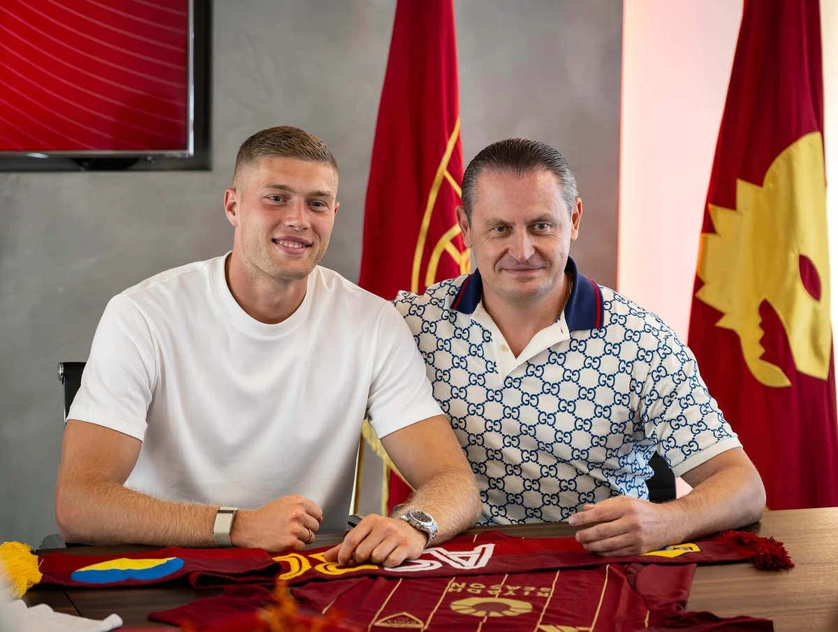 Артем Довбик с агентом Алексеем Люндовским после заключения контракта с Roma