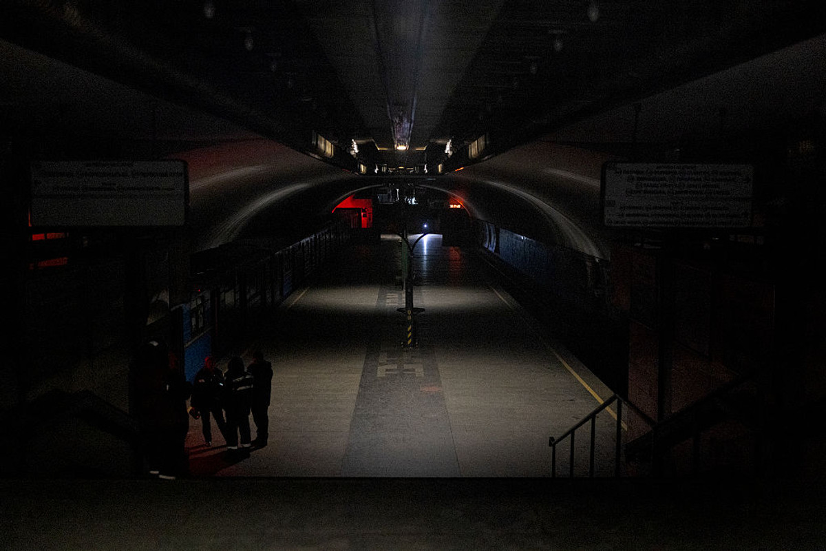 Люди чекають в станції метро Харківська після відключень електроенергії, спричинених атаками Росії 31 січня 2026 року