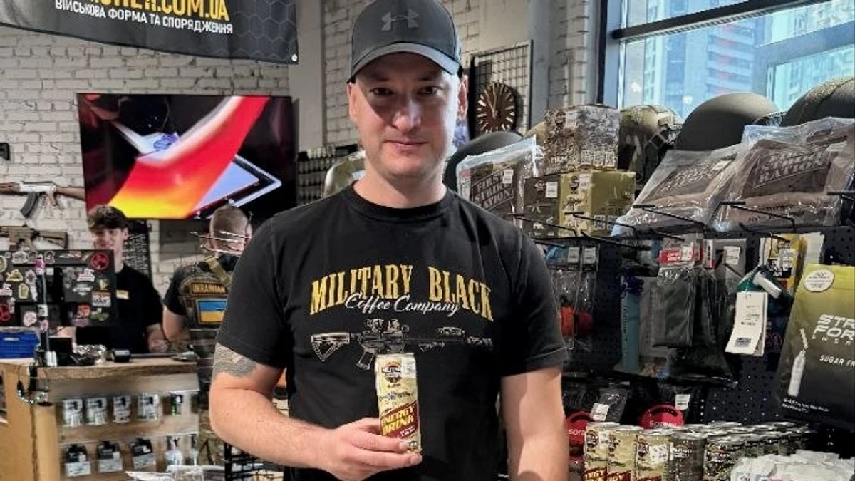 Андрій Грицаченко в магазині Punisher з енергетиком власного бренду