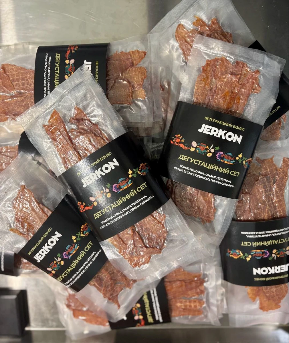 Джерки бренда Jerkon в фирменной упаковке