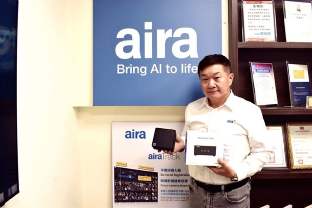 Генеральный директор Aira, Фрэнк Ли, держит в руках ASUS NUC, интегрированный с решением Aira