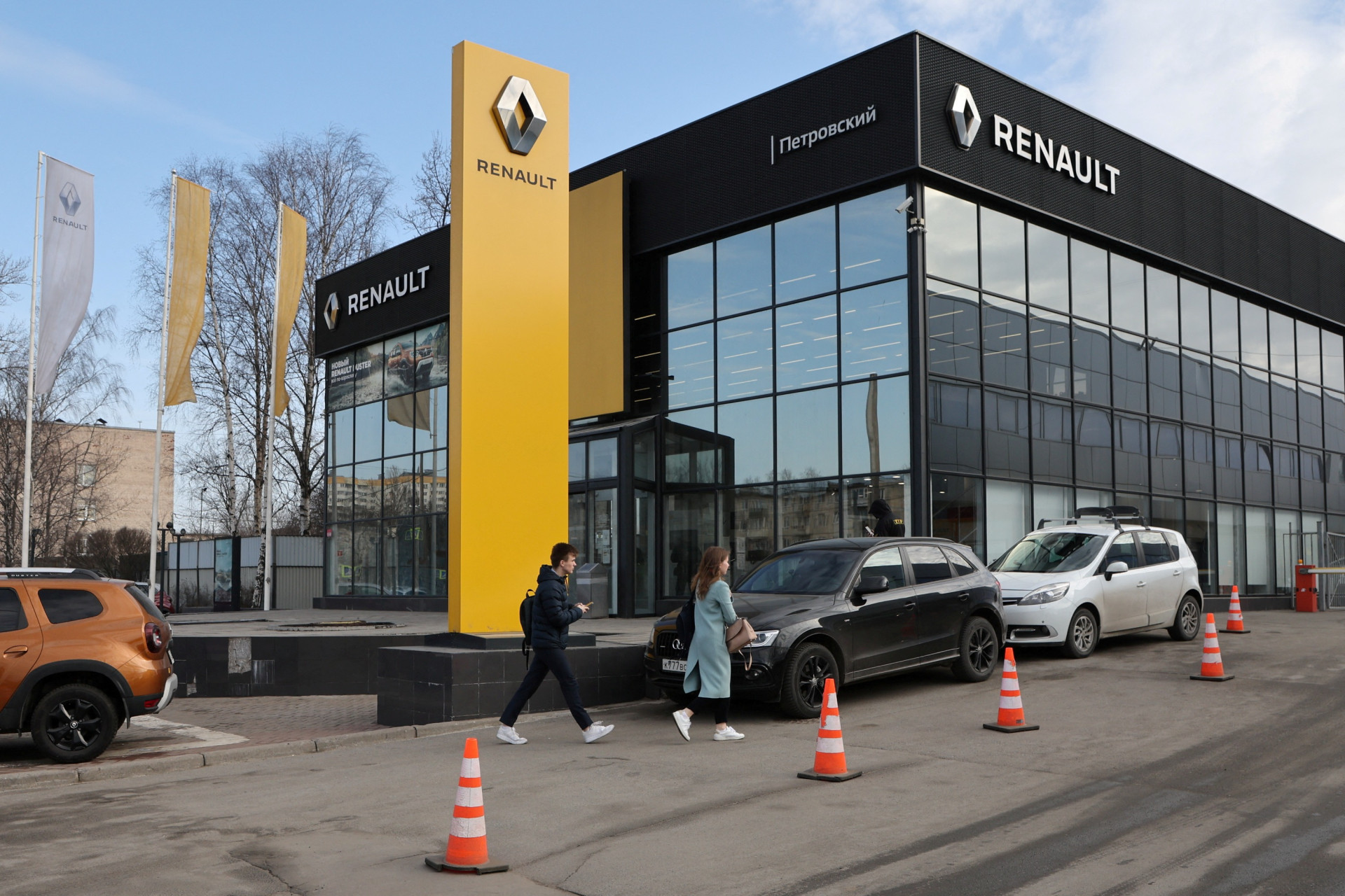 Renault відмовився від активів в РФ, але залишив собі теоретичну можливість повернутися