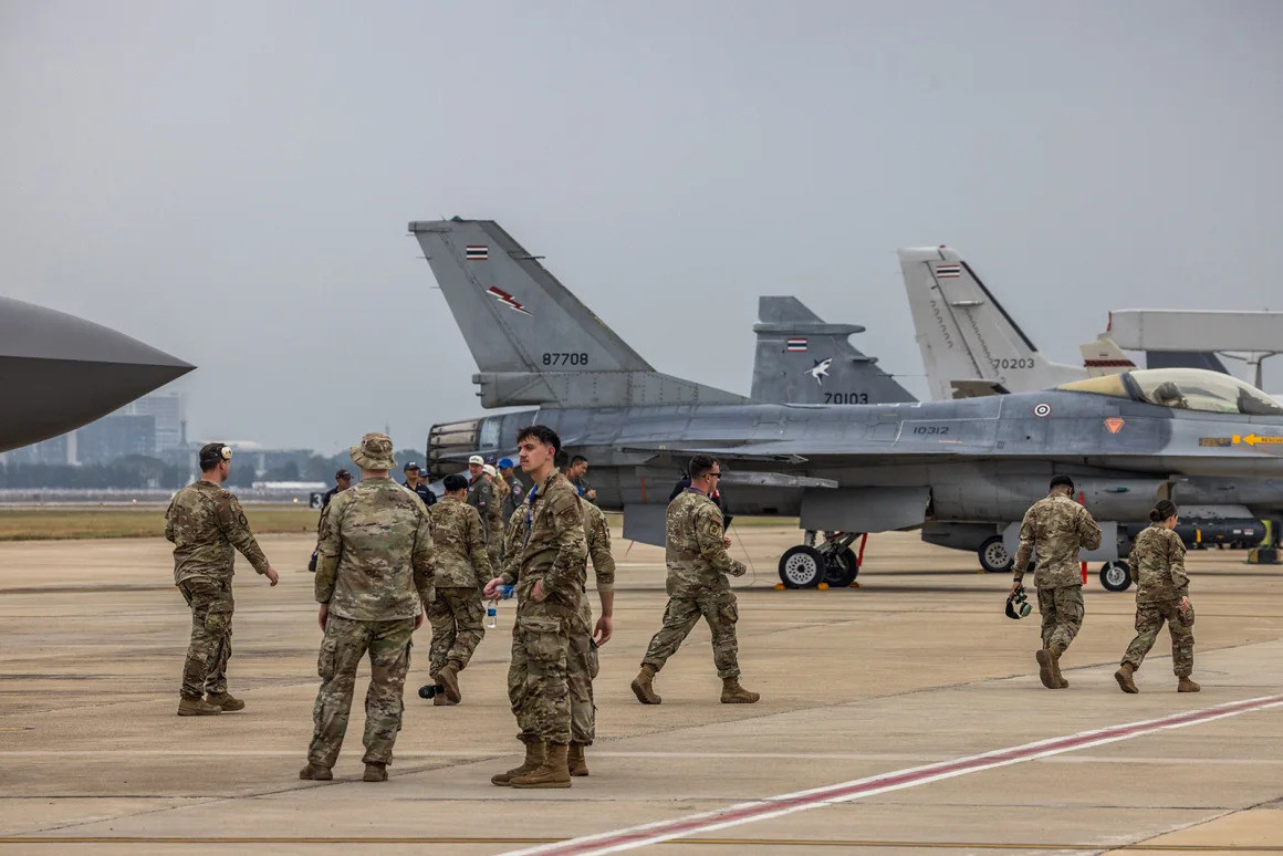 Военнослужащие ВВС США на авиашоу ВВС Таиланда в Бангкоке, март 2025 года