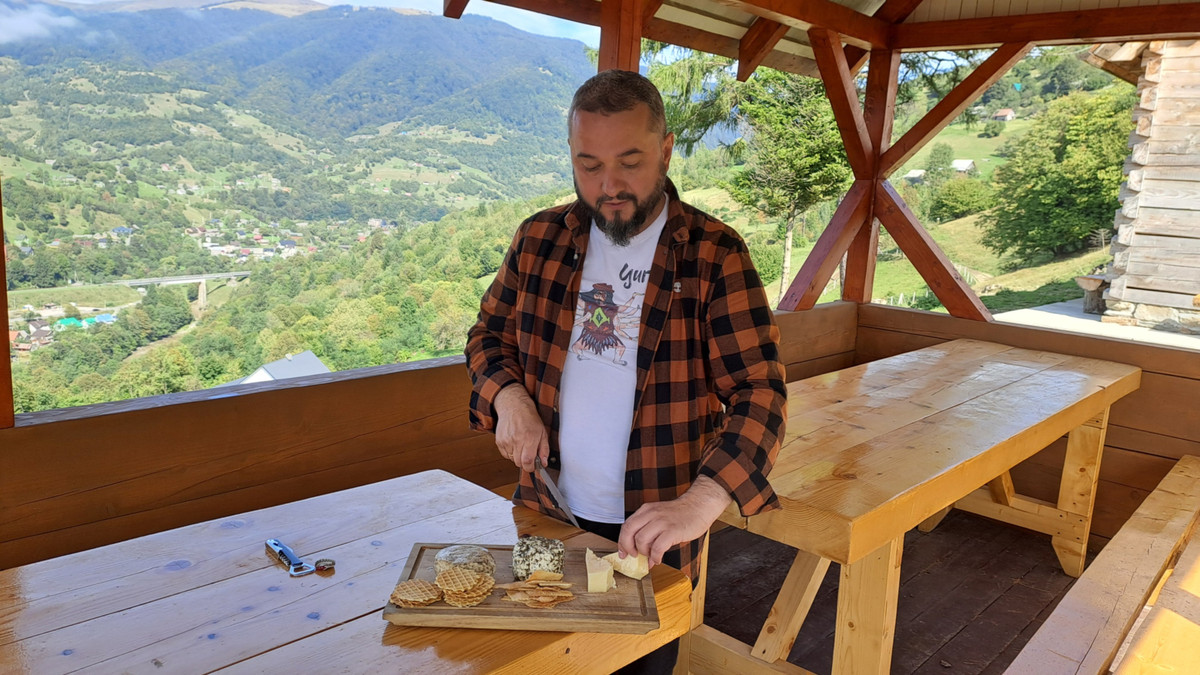 Александр говорит, что не умеет хорошо нарезать сыр, однако видит его недостатки