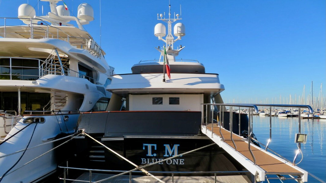 Суперъяхта T.M. Blue One, для названия которой Валентино использовал инициалы родителей – Терезы и Мауро