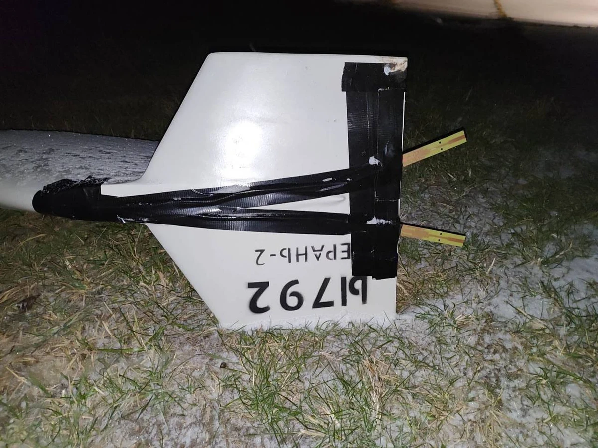 Ударный беспилотник Герань-2 с примотанным скотчем к корпусу 4G/LTE-модемом