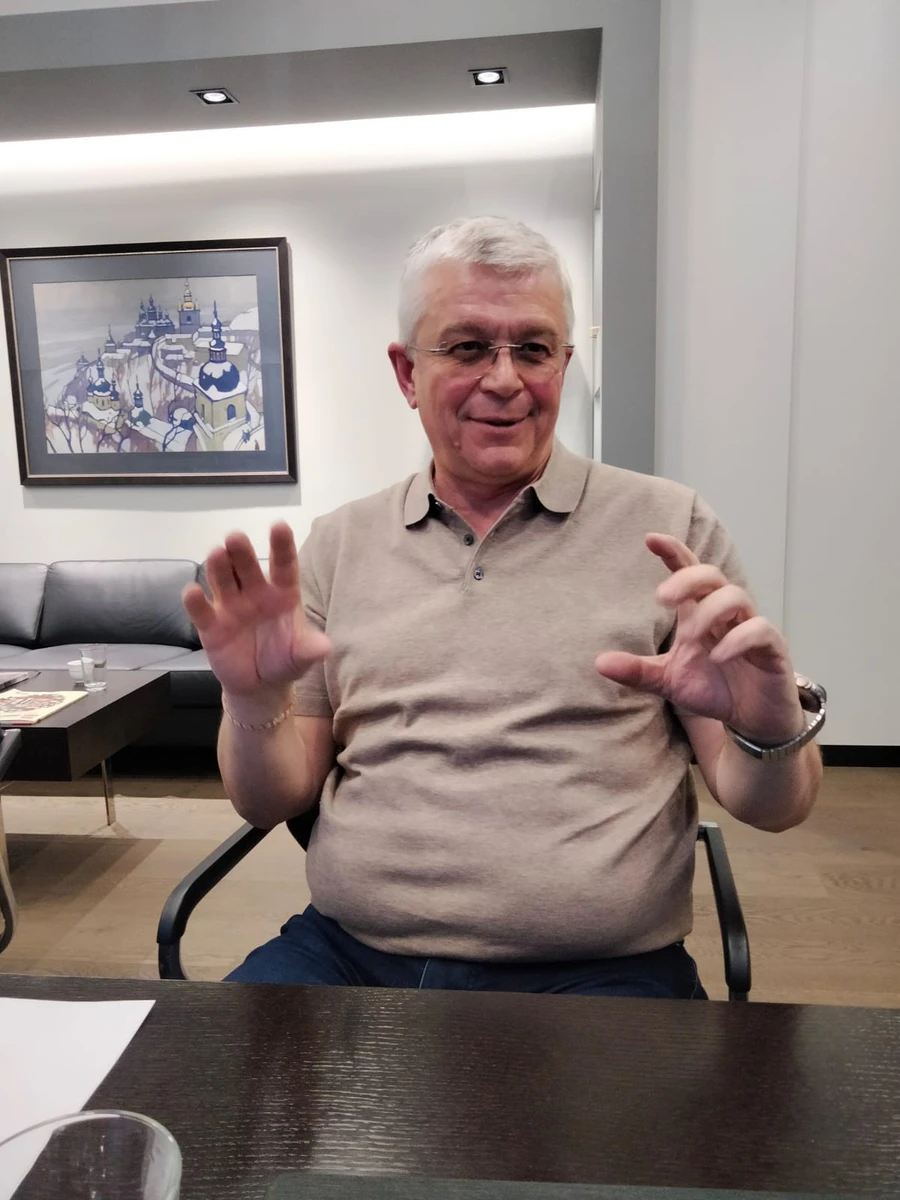 Іван Герасимович: Люди хотіли купити весь наш газовий бізнес за 50 мільйонів євро. Ми питаємо в них: У чому сенс?. Відповідь: Як у чому? У вас не буде проблем і ви хоч 50 мільйонів будете мати. А так у вас взагалі нічого не буде