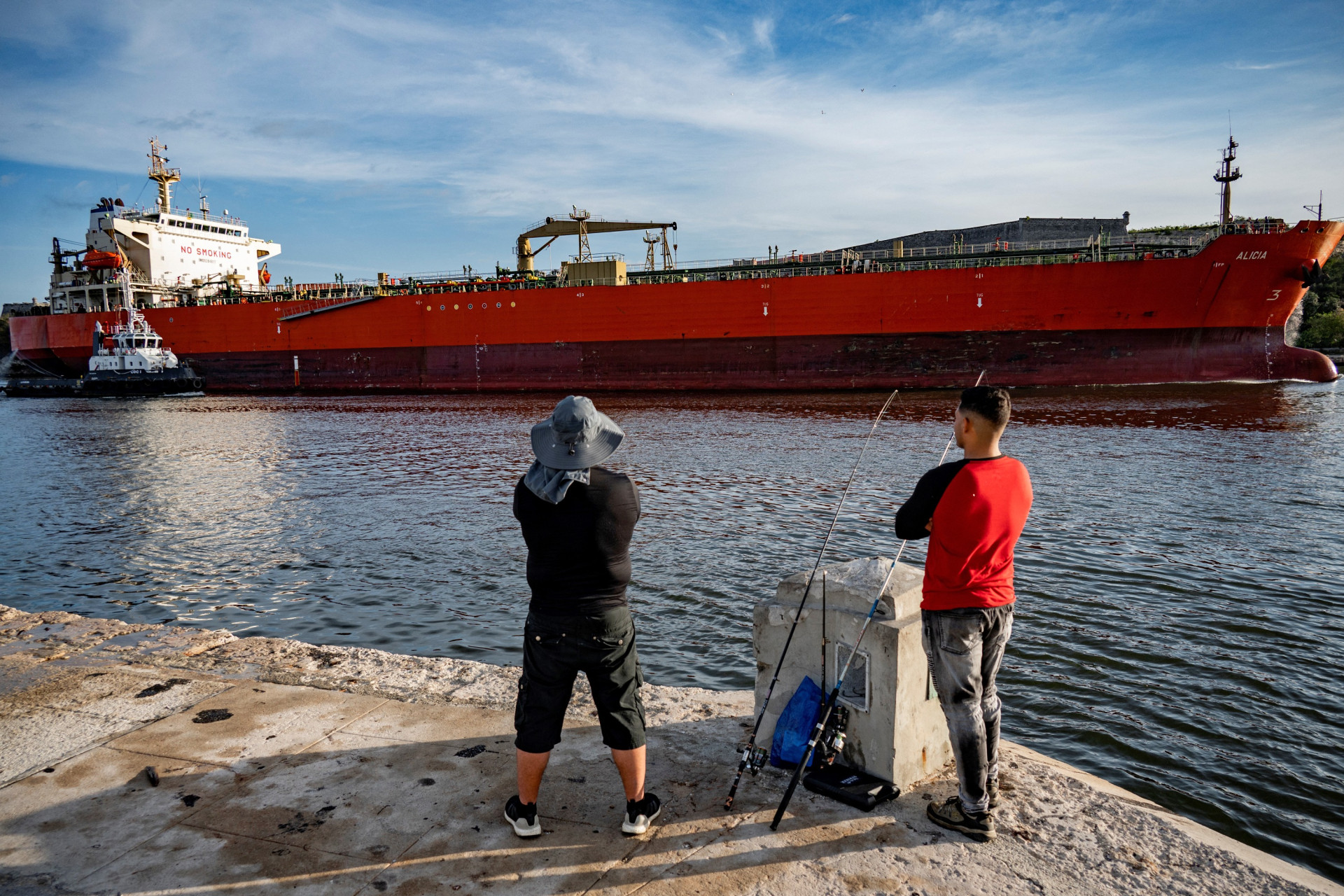 Куба годами получала нефть от Венесуэлы в обмен на медиков и силы безопасности для режима