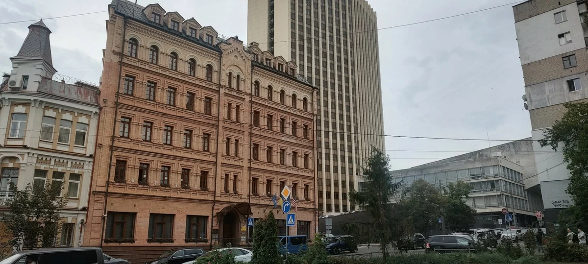 Здание на Вознесенском спуске, 10а, принадлежащее Укринкому