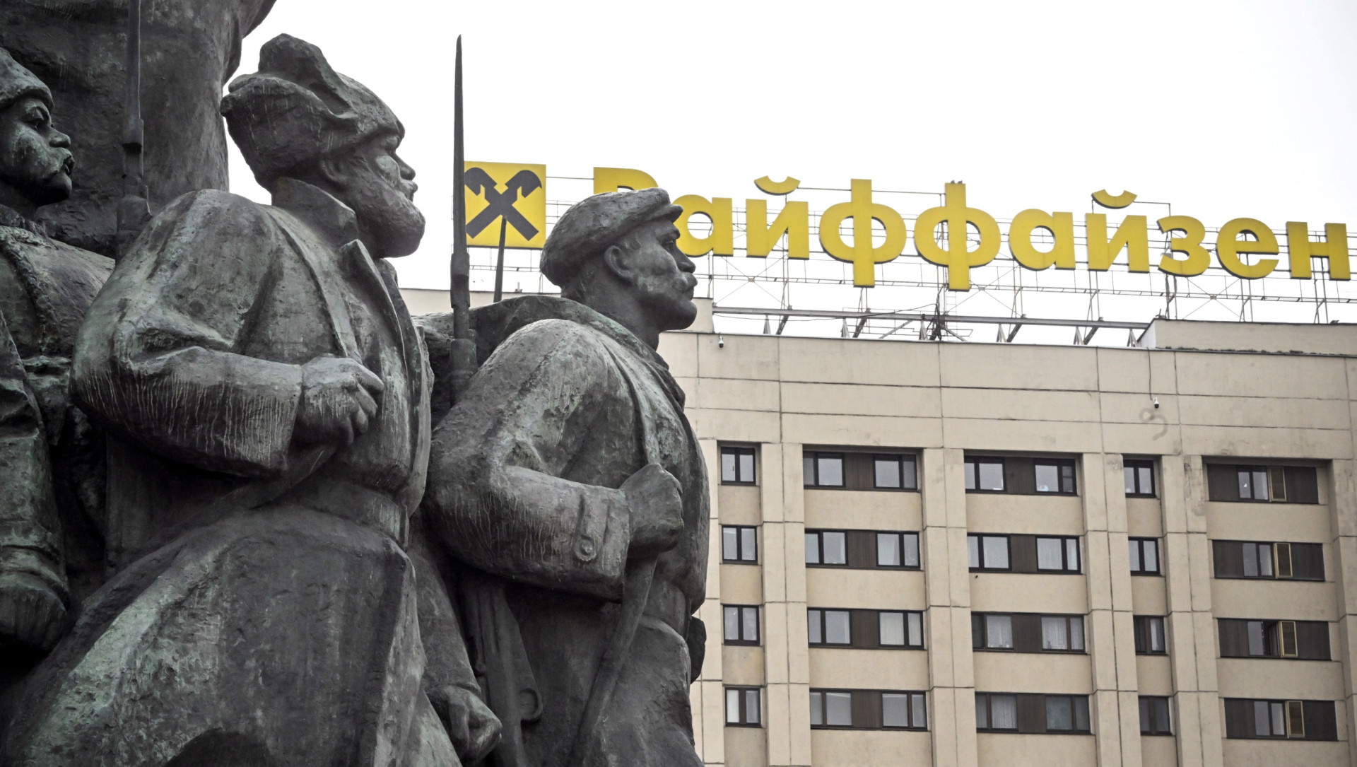 Попри обіцянки ось-ось вийти з РФ, австрійський Raiffeisenbank продовжує заробляти в Росії мільярди