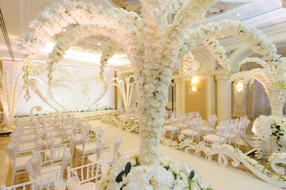 Оформление цветами свадебного зала цветами