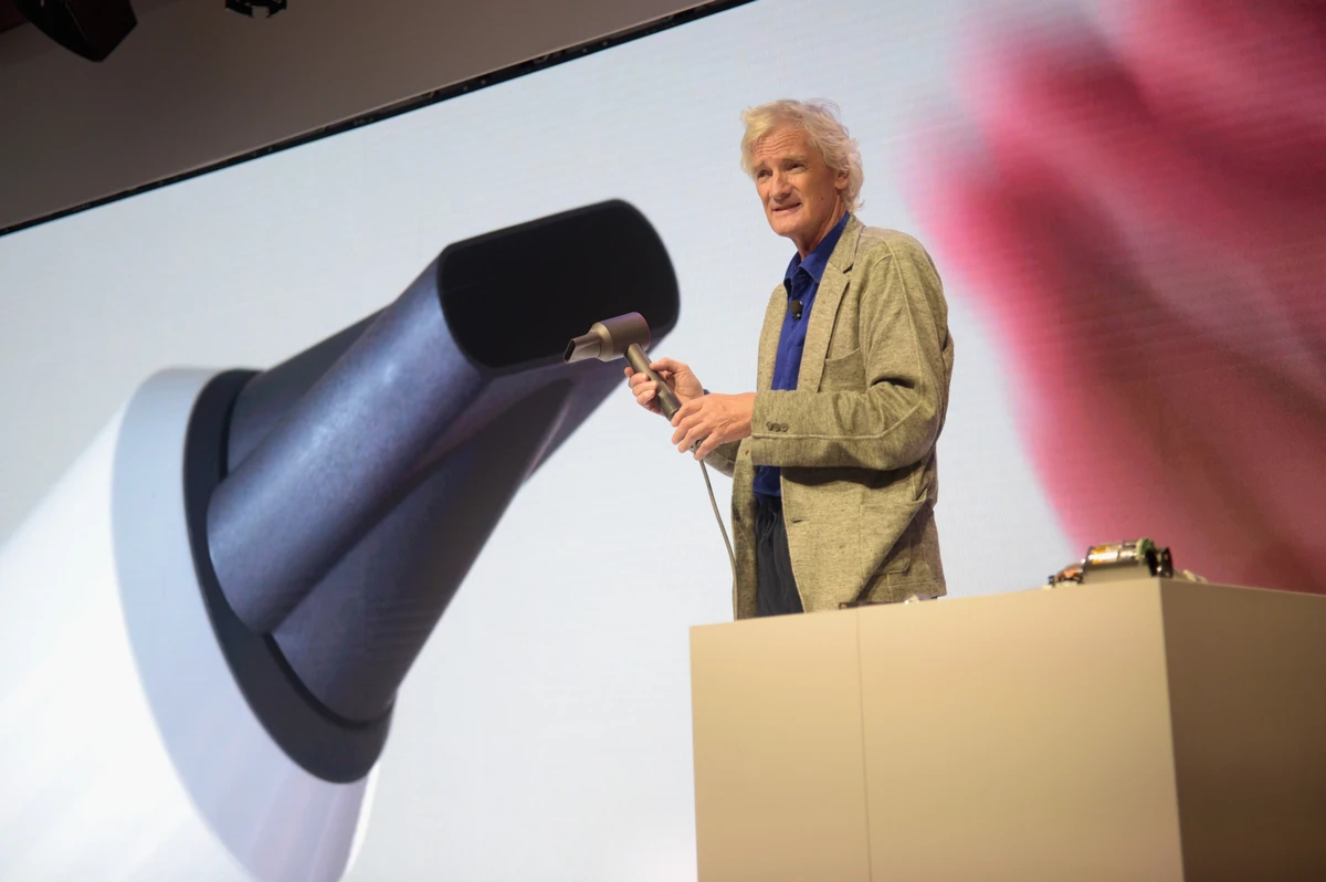 Дайсон під час презентації фена Dyson Supersonic у Нью-Йорку, вересень 2016 року