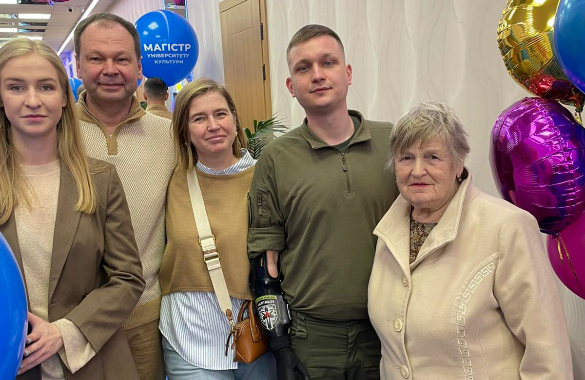 Павел Макогон с семьей