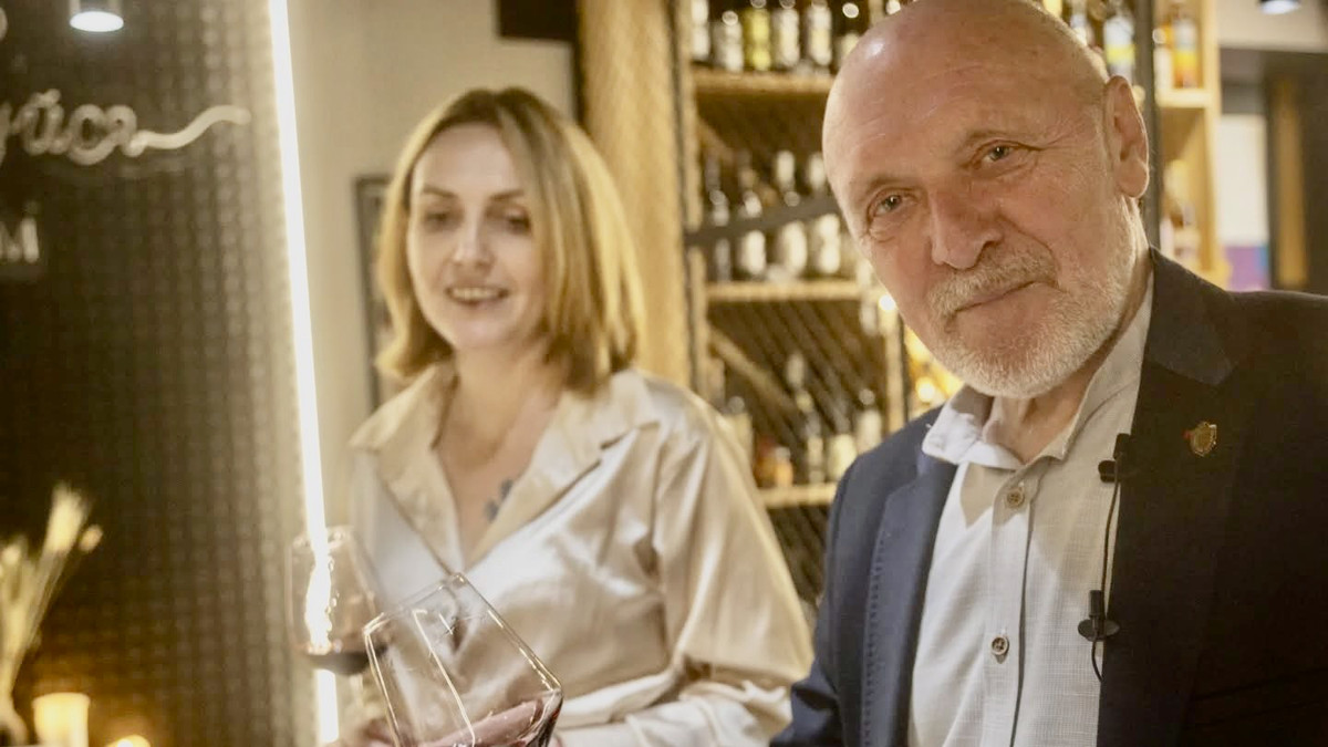 Дегустація Дрюківських вин у Києві, Юрій Колесник із сомельє Ольгою Піщанською