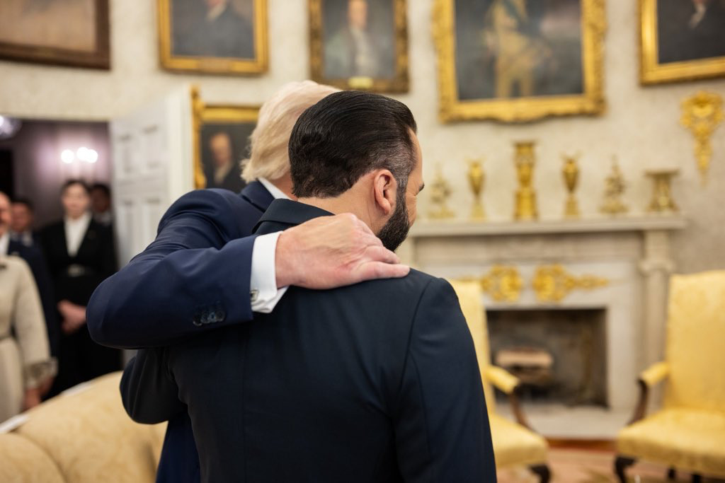 Трамп і Букеле під час зустрічі в Овальному кабінеті, квітень 2025 року
