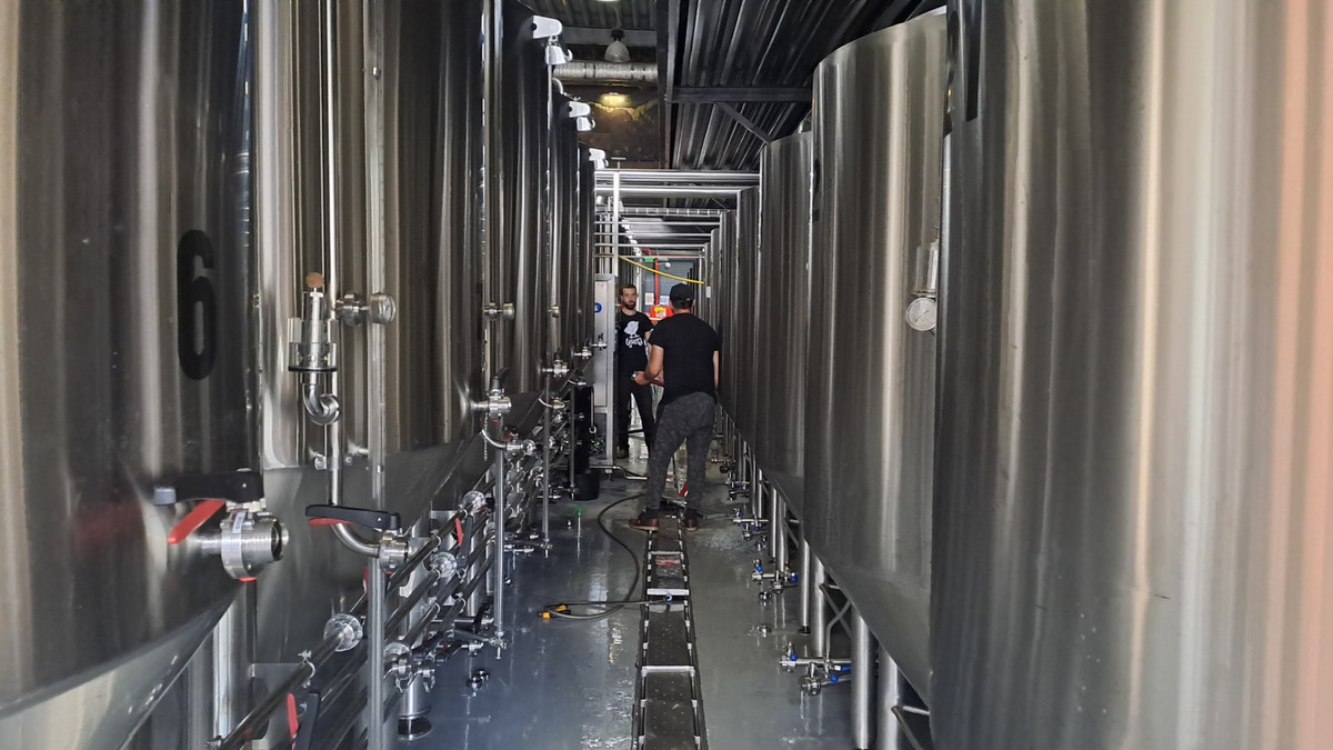 Сейчас вино делают в помещении пивоварни, в планах - отдельная винодельческая локация